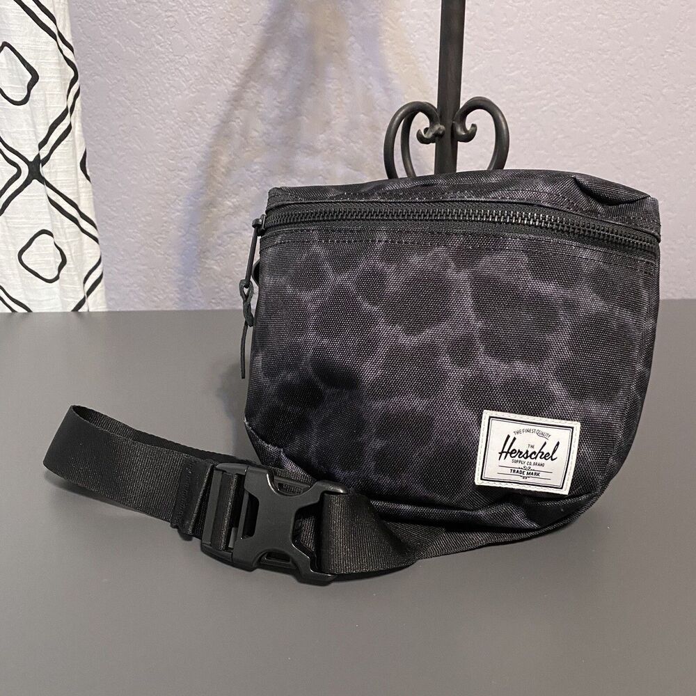 Herschel Supply Co. Black Camo Belt Bag Fanny Pack Waist Hip Adjustable EUC